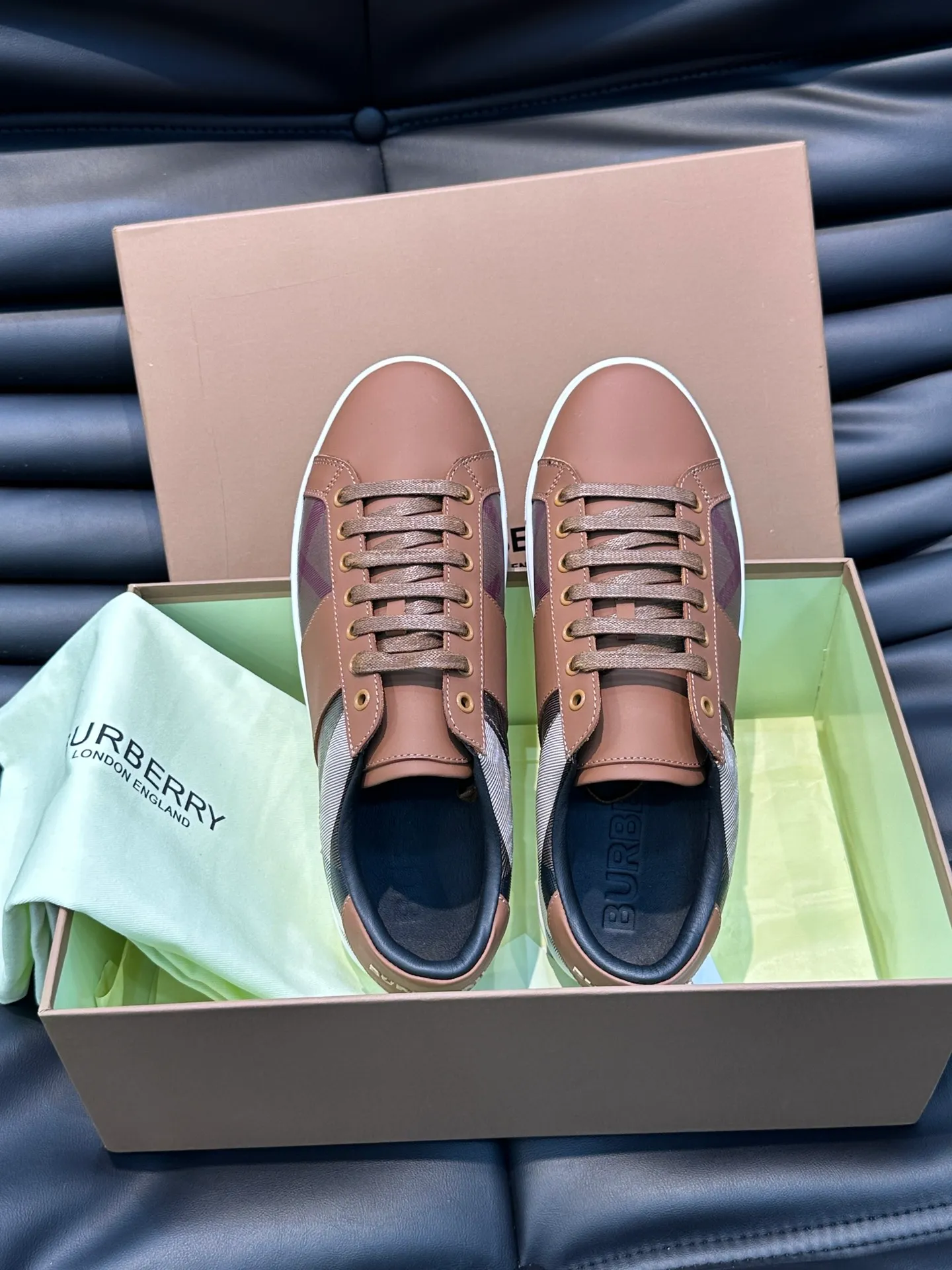 ¥380 B's men's classic low-top sneakers are reinterpreted in Vintage plaid cotton material and decorated with a new brand logo. First-layer cowhide lining, embossed Burberry logo on the heel, and original TPU outsole! Size: 38-44 (45 46 customized)